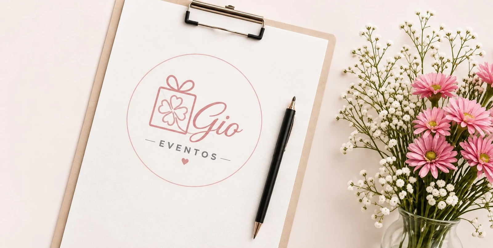 Clipboard con el logo de By Gio Eventos, lápiz y flores rosadas